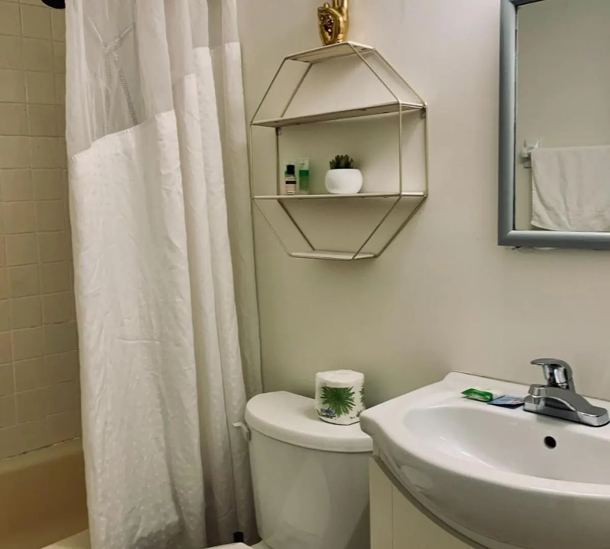 Stylish Apt #1, Central Location Halifax Apartment